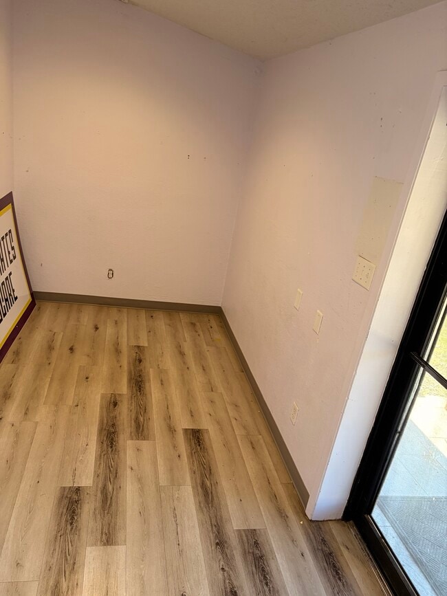 Building Photo - 515