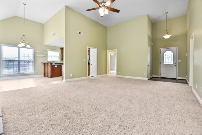 Building Photo - Dog Friendly Three Bedroom with Bonus!