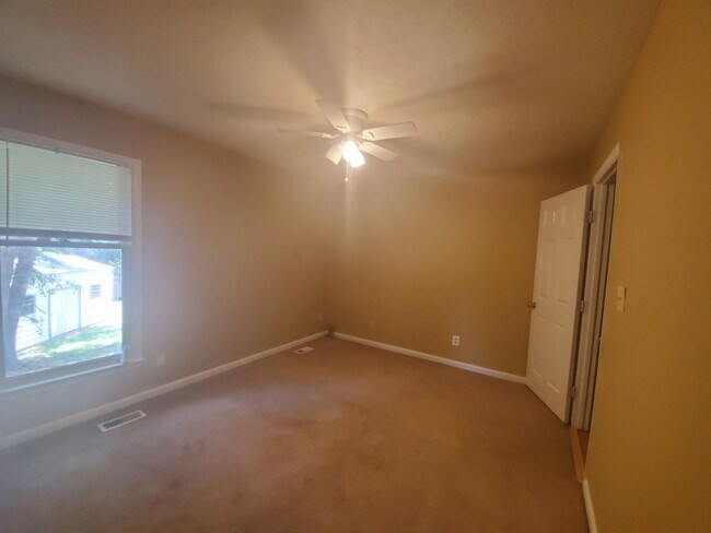 Building Photo - 5090 Summer Ridge Rd