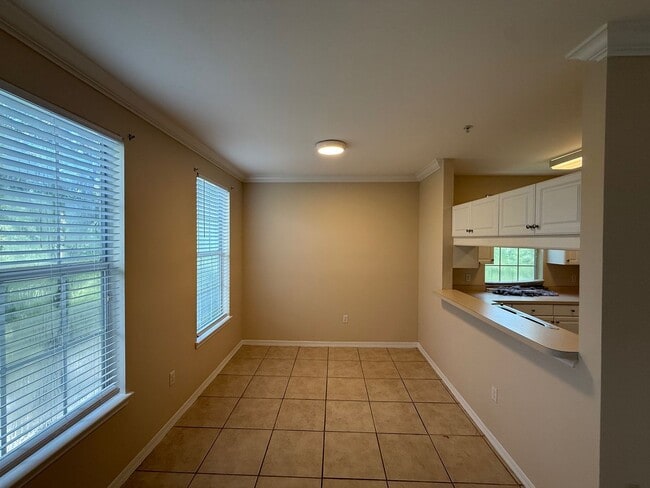 Building Photo - Great Condo in the NW