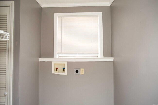 Building Photo - 504 W 33rd St