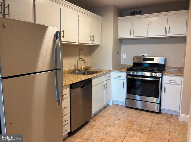 Building Photo - 2030 N Adams St