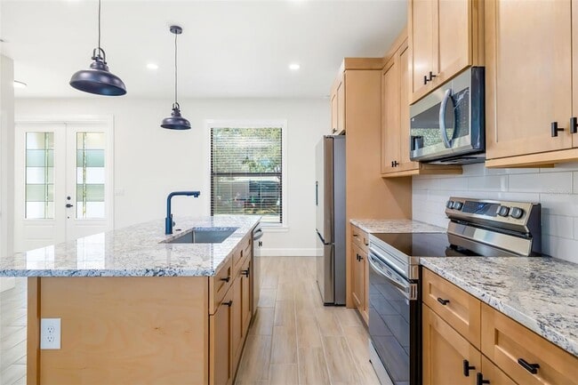 Building Photo - 118 Ruby Ave N