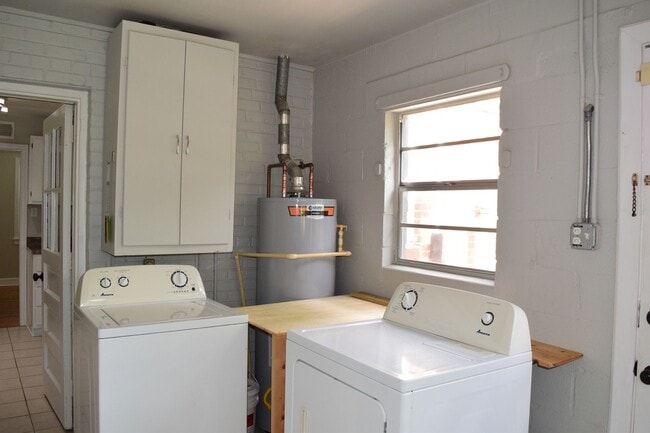 Building Photo - Nice Westend Brick home in the U of R area