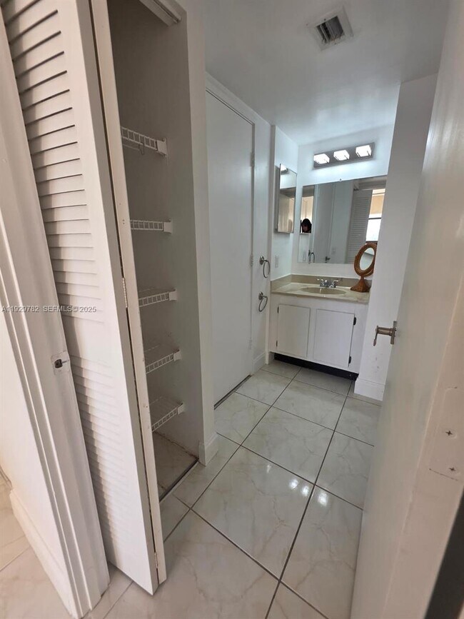 Building Photo - 3701 N Country Club Dr