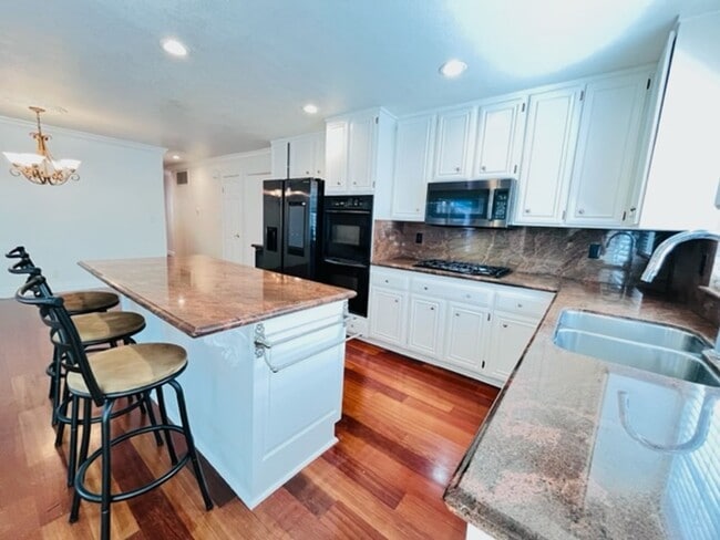 Building Photo - Gorgeous 3Bd/2BA + Den/Office or 4th Bedro...