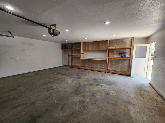 Building Photo - 360 West Ave