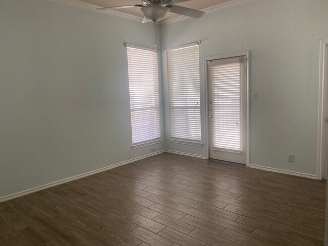 Building Photo - Beautiful 3 bedroom townhome available for rent for ASAP move in!!!! Medical Center Area!!!