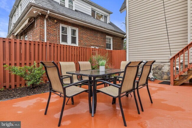 Building Photo - 2231 Otis St NE