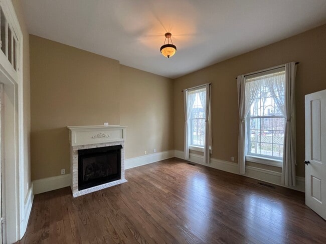 Building Photo - Premium location!  Downtown 3BR 2.5BA with 2 car garage