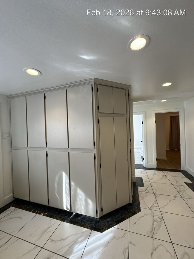 Building Photo - Woodlake Home! Available Now!