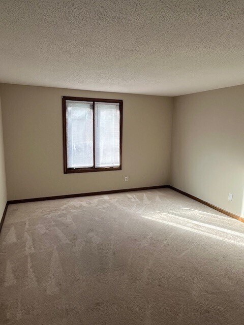 Building Photo - 3 Pinebrook Ln