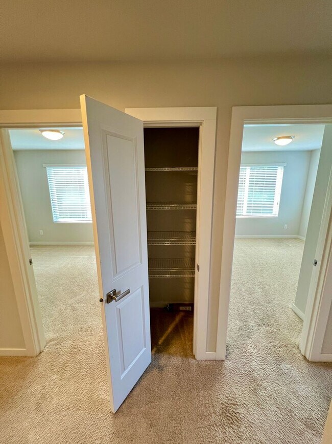 Building Photo - Exceptional 4 Bed 3 Bath Townhome on corner lot. One months rent free!!