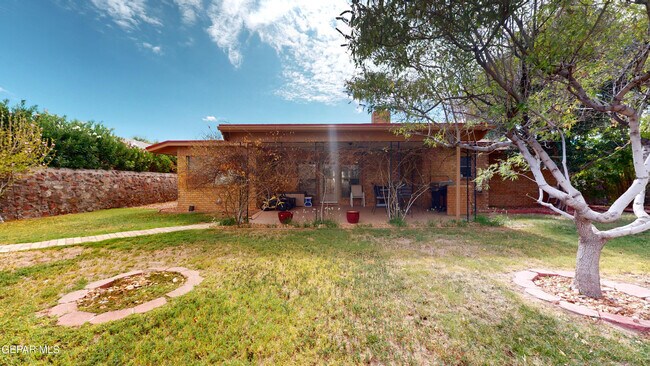 Building Photo - 453 El Camino Dr