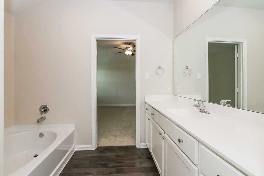 Building Photo - 424 Polly Grv Dr