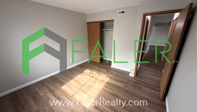 Building Photo - Ground Floor Condo Available Now!