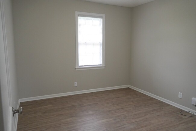 Building Photo - Charming 2 Bedroom Home