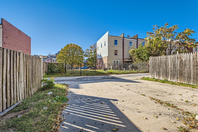 Building Photo - 1035 W Lexington St