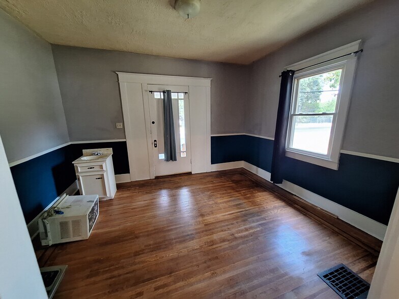 Building Photo - 2305 7th Street Rd