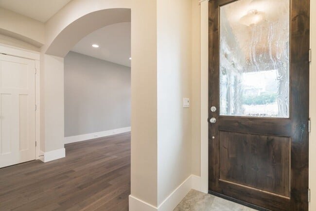 Building Photo - Luxury Townhome in the Heart of Lake Osweg...