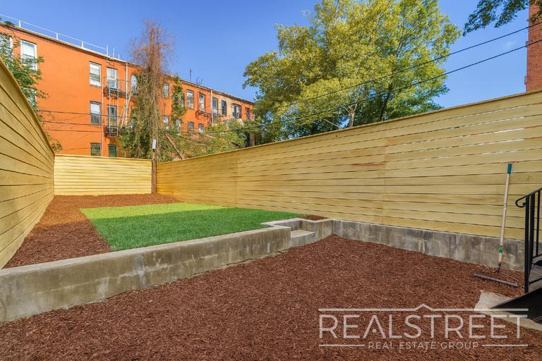 Building Photo - Charming 2 Bed 1.5 Bath Upper Duplex in Bu...