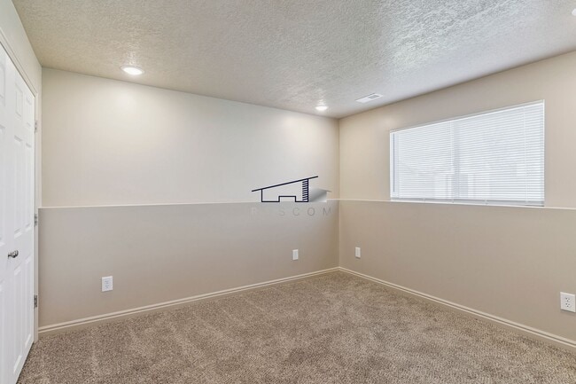 Building Photo - Updated Roy Utah 5 Bedroom 2 Bathroom Home!!