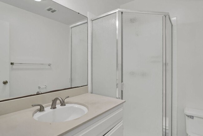 Building Photo - Rosemont St 325-327