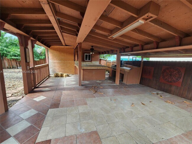 Building Photo - 645 NW 7th Ave