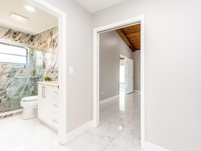 Building Photo - 741 E Plantation Cir