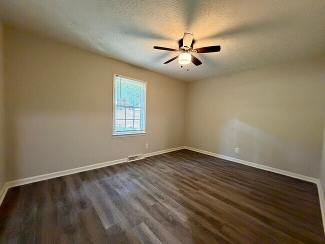 Building Photo - Nice 3/1.5 House in Silver Creek- $1,295