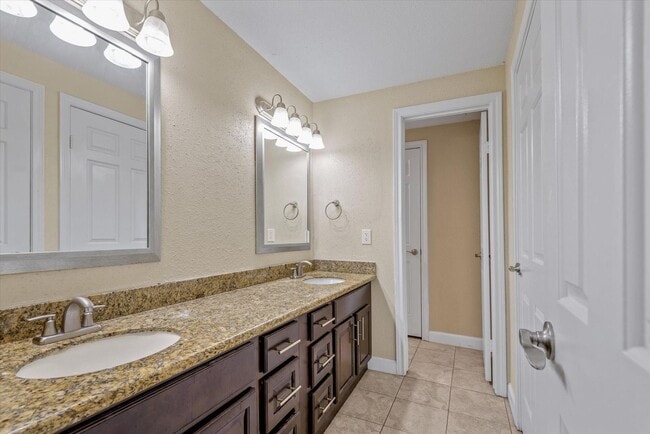 Building Photo - 2255 Braeswood Park Dr