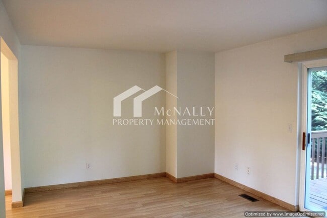 Building Photo - 2 Bedroom, 1.5 Bathroom Townhouse in Port ...