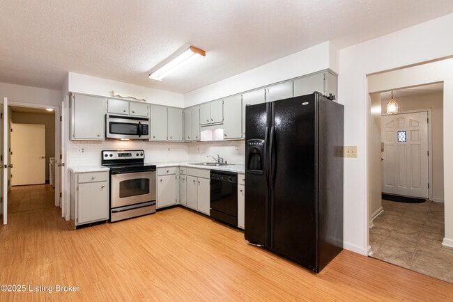 Building Photo - 8015 Schroering Dr