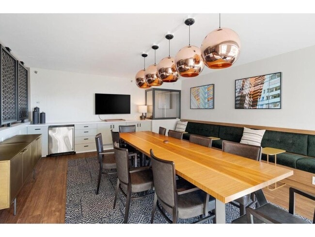 Building Photo - 433 S 7th St