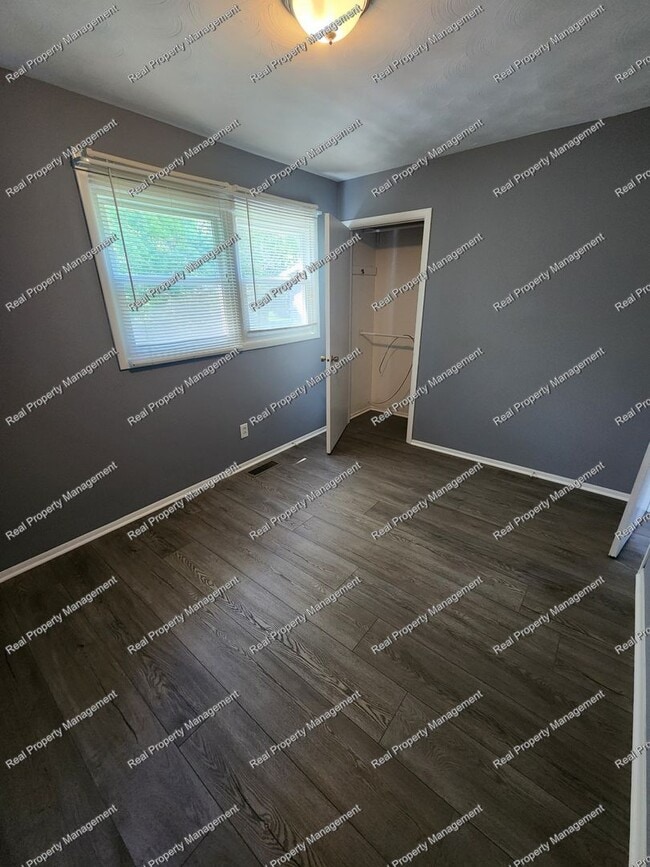 Building Photo - Updated 2 Bedroom