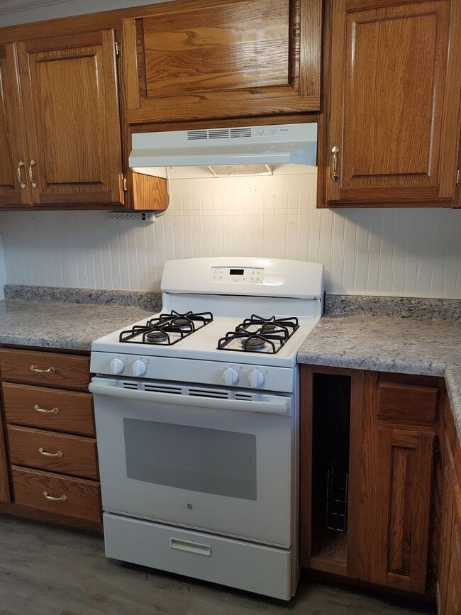 Building Photo - Great 3BR, 1BTH, 1 car att gar, ranch styl...