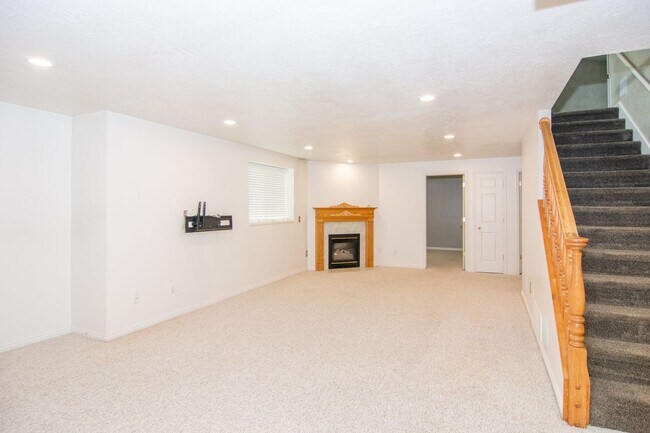 Building Photo - Gorgeous Bountiful Home w/ Solar & 3 Car Garage