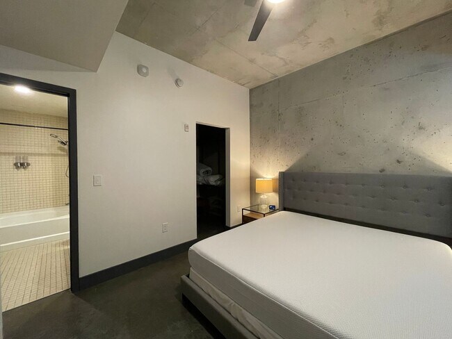 Building Photo - Awesome 1BR Loft Style Condo Overlooking Midtown!