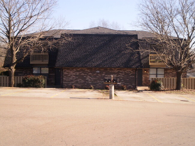 Building Photo - NICE--2 Bedroom 1.5 Bath Townhouse WEST of...
