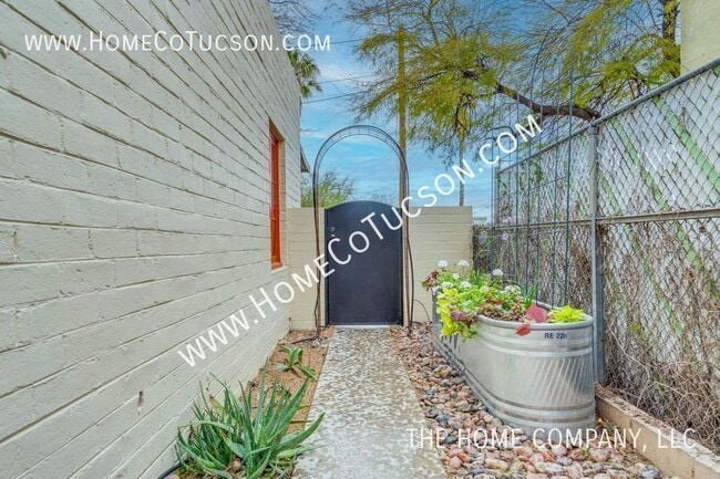 Building Photo - 214 N Vine Ave