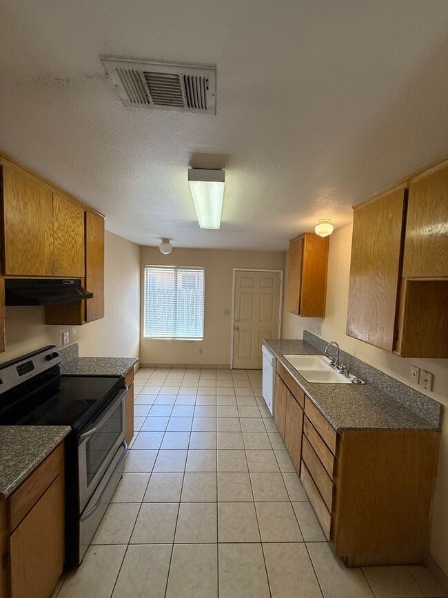 Building Photo - 3 Bed 2 bath in Southwest Bakersfield