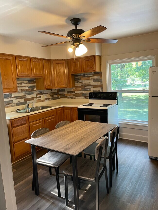 Kitchen UP - 8 Park Pl