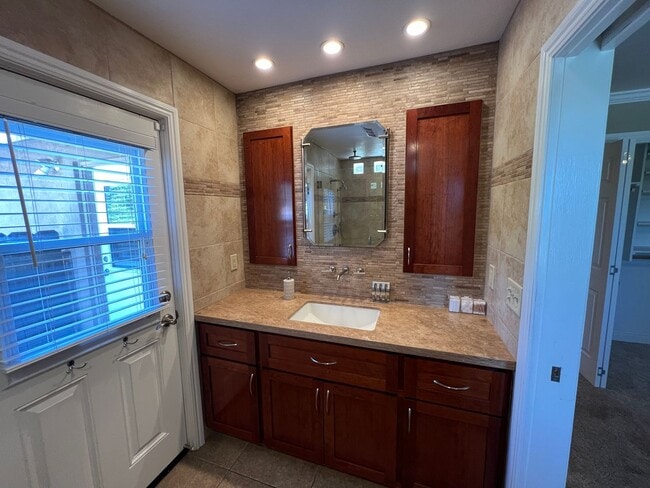 Building Photo - Stunning Country property in Oakdale!