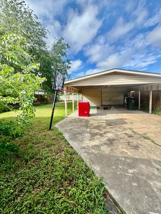 Building Photo - Lexington Subdivision-3/2-Move in ready! Call and schedule today!--Move in special
