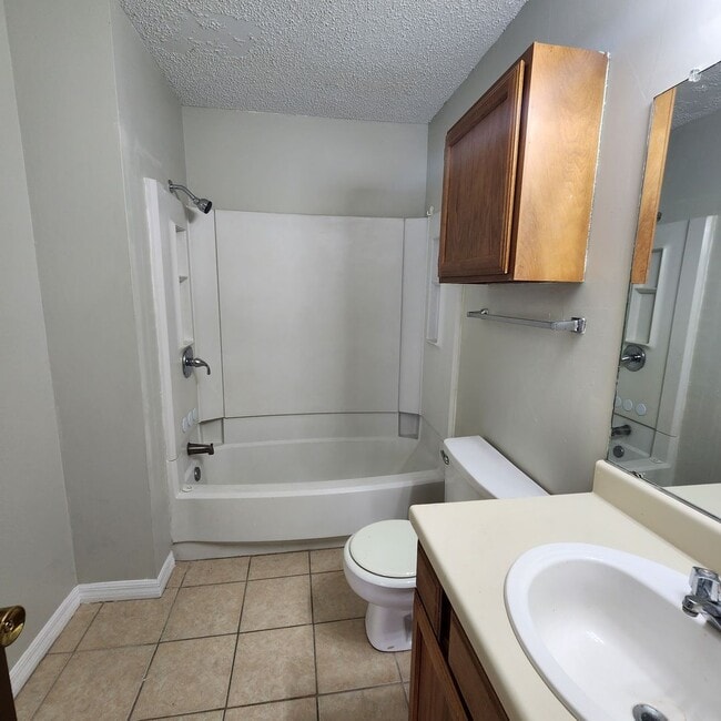Building Photo - Townhome Available in October!