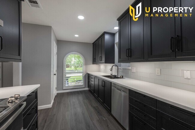 Building Photo - Great property in Plano mature community w...