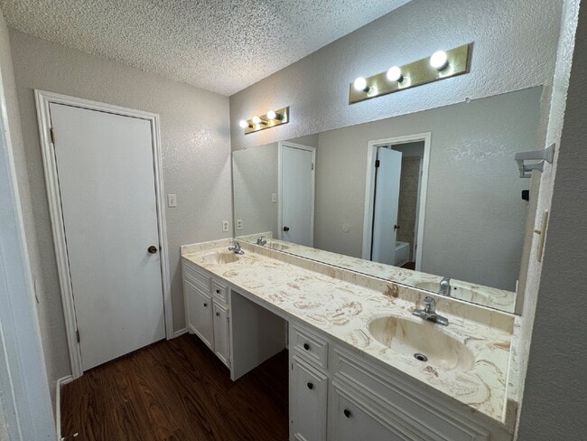 Building Photo - Beautiful Duplex in West Lubbock