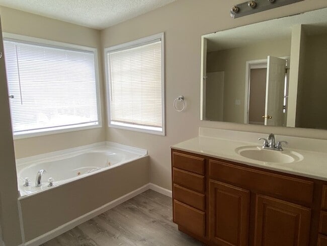 Building Photo - Three Bedroom Executive Home with 2.5 Bath...