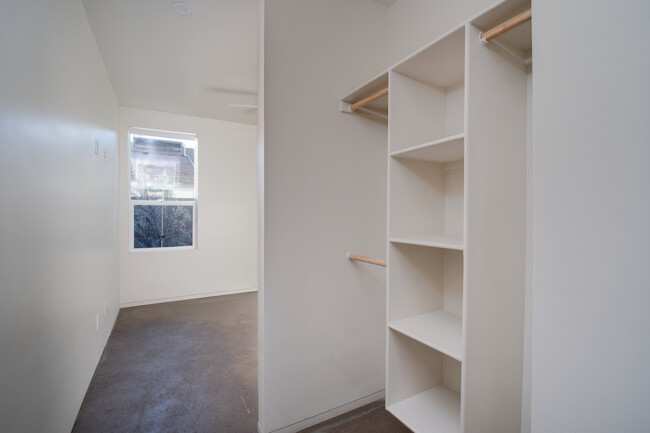 Building Photo - 1027 E McKinley St