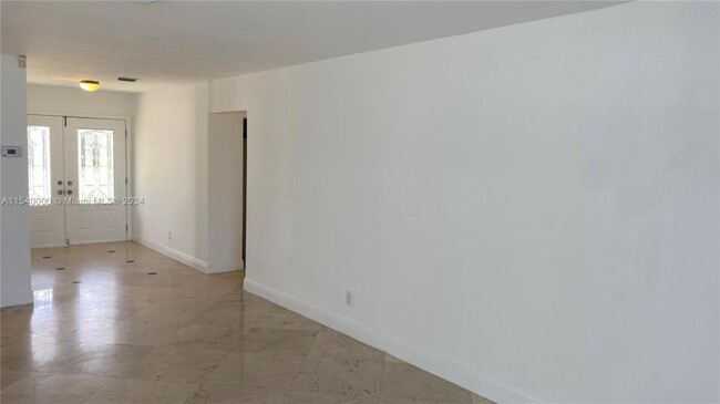 Building Photo - 3 bedroom in Miami FL 33180